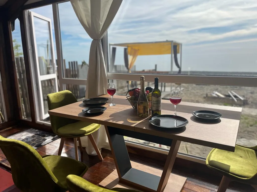 Коттедж Коттедж Бунгало на первой линии моря — Сухум