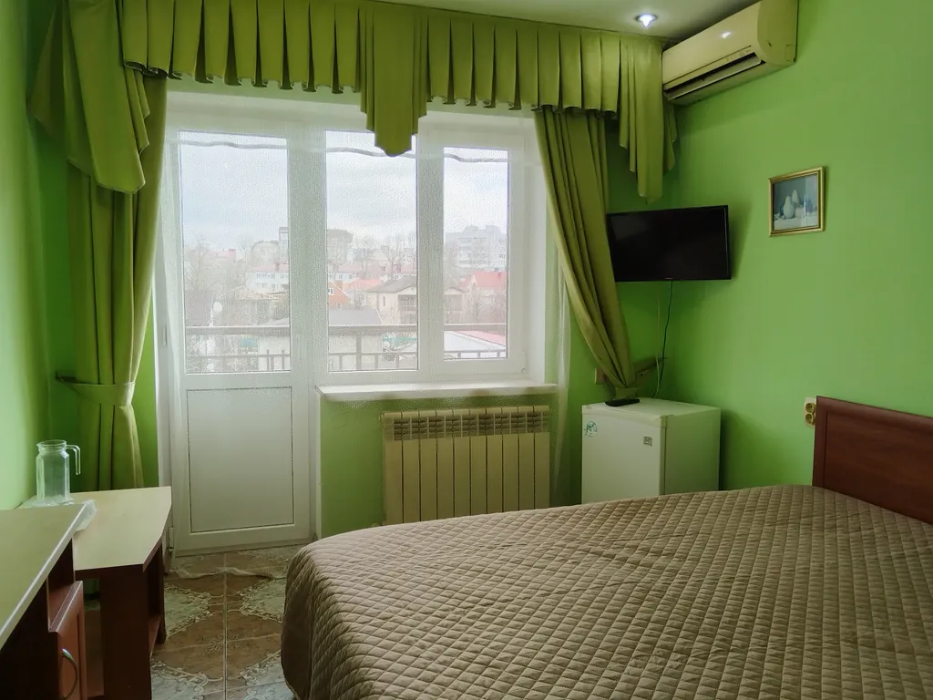 Квартира Квартира Двухместный номер с балконом в гостевом доме "Легенда" с бассейном. — Анапа