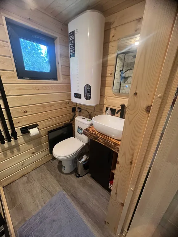 Уютный домик на берегу озера