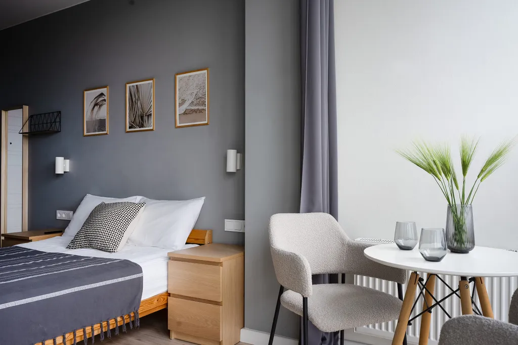 Квартира Квартира Уютная студия Серая с панорамными окнами и балконом в центре — Калининград