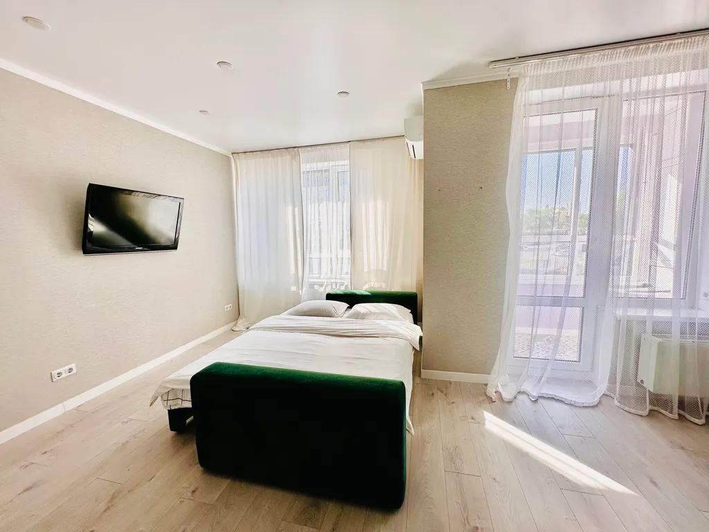 Уютная светлая квартира-студия с хорошим ремонтом в новом доме