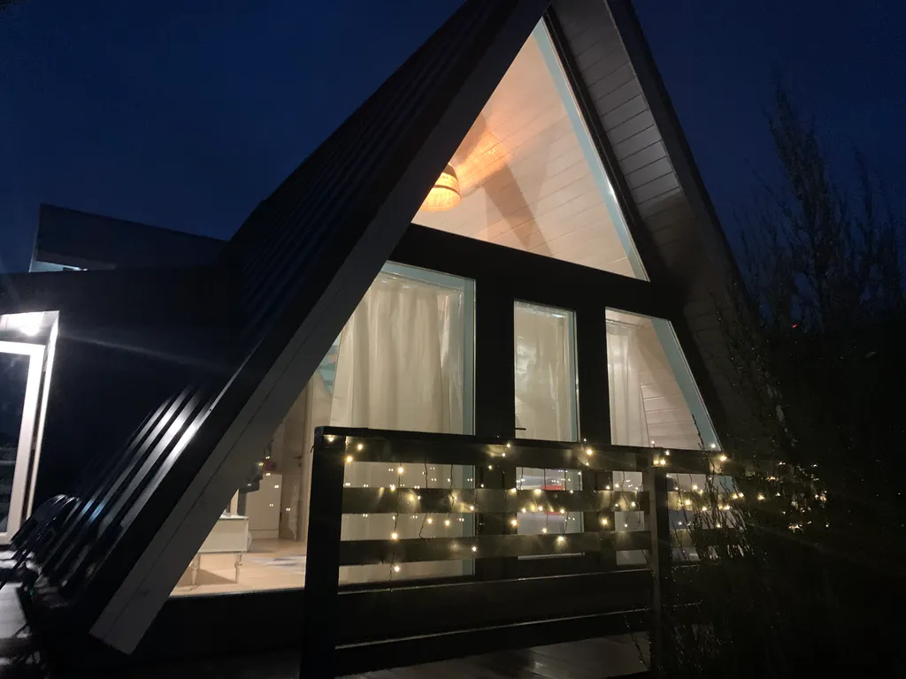 Дом-шалаш на берегу озера