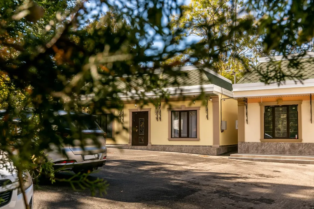 Дом в парке