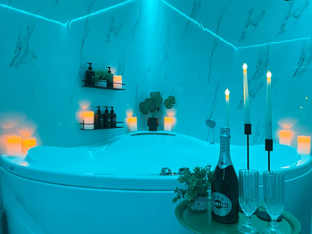 Студия с большой джакузи для двоих