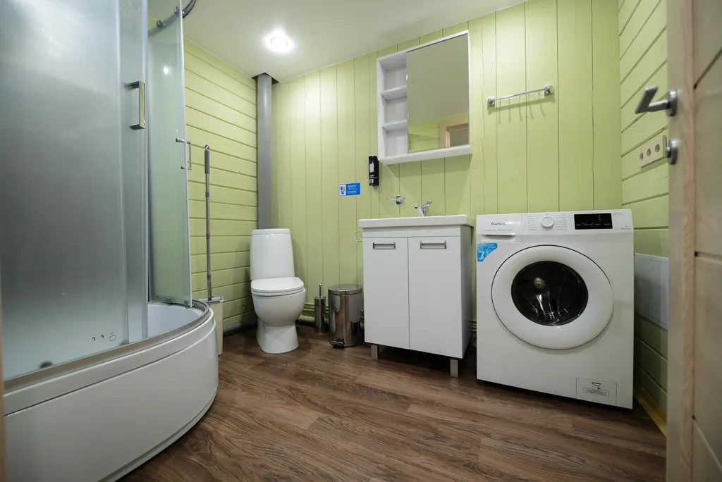 Большой коттедж на берегу из двух частей