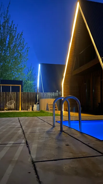 Дом на озере с бассейном