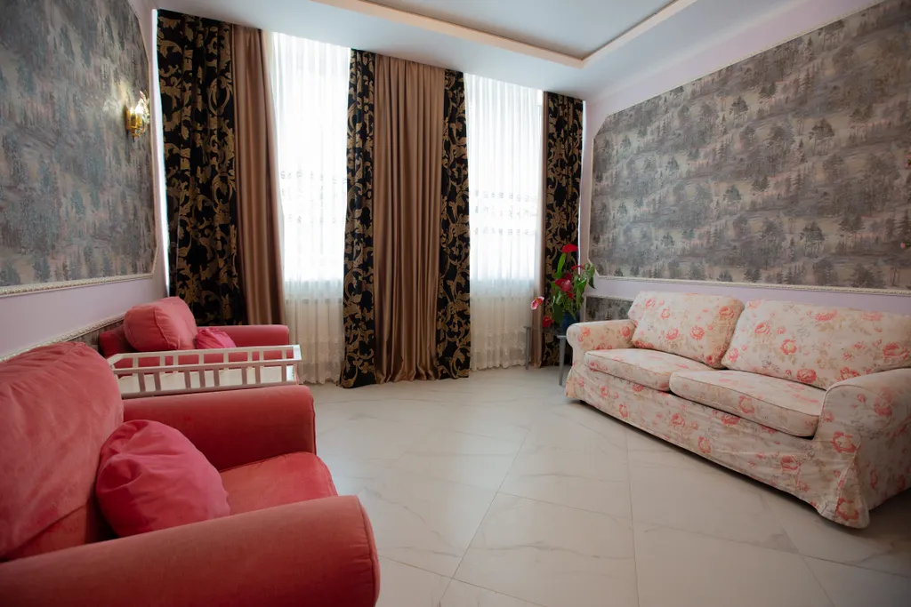 Большой трехэтажный дом