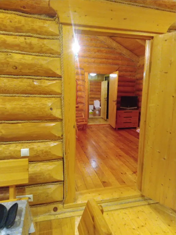 Бревенчатый дом с конюшней на озере