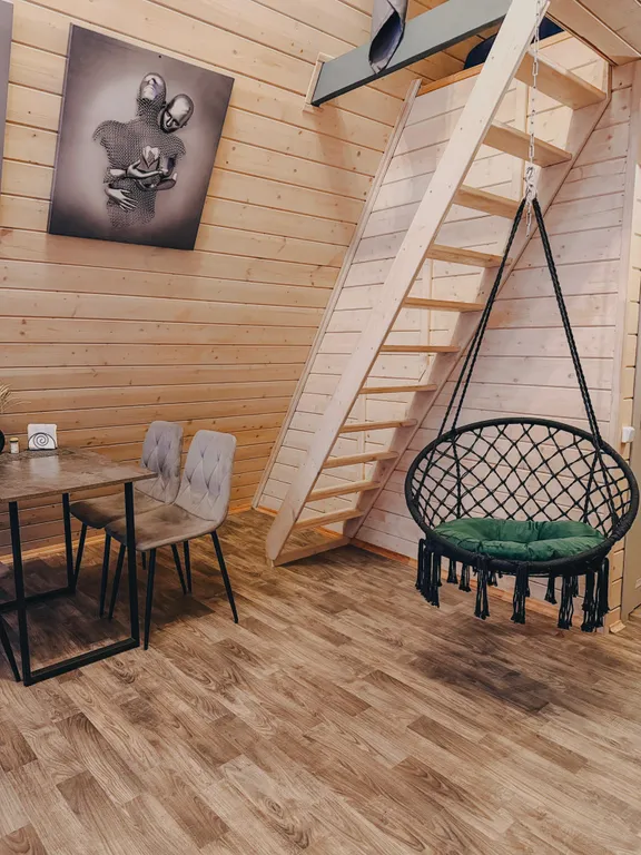 Уютный домик на берегу реки с горячим чаном