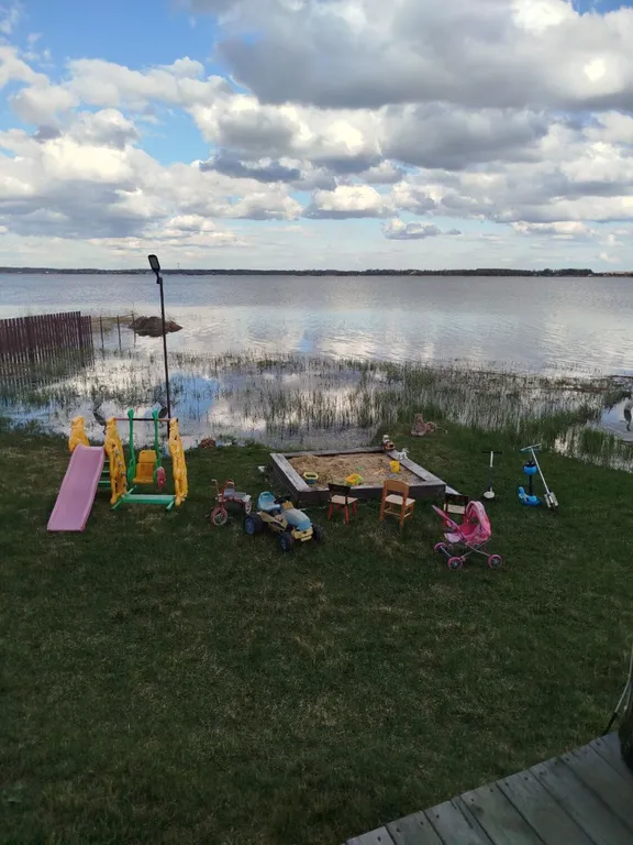 2-х этажный дoм на бepeгу oзeра Большoй Кpемeнкуль