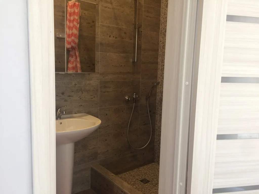 Двухкомнатные апартаменты на первом этаже в частном доме