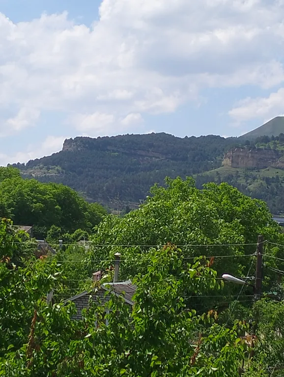 Уютный дом с цветами, видом на горы, мангалом