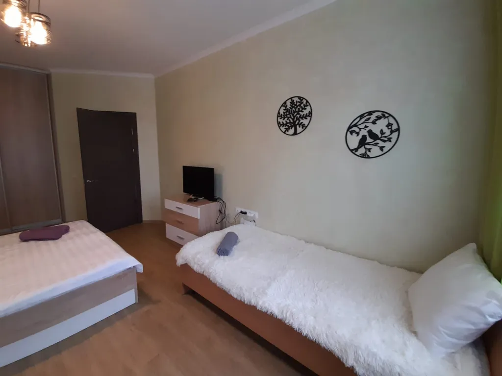 Большая однокомнатная квартира с балконом на высоком этаже