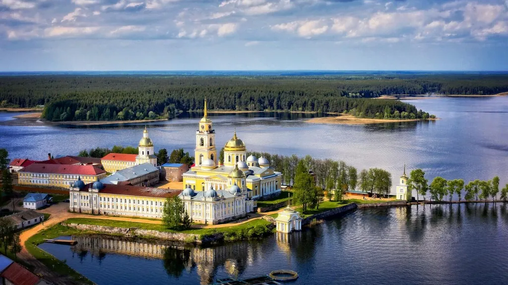 Глемпинго плот на Селигере у монастыря
