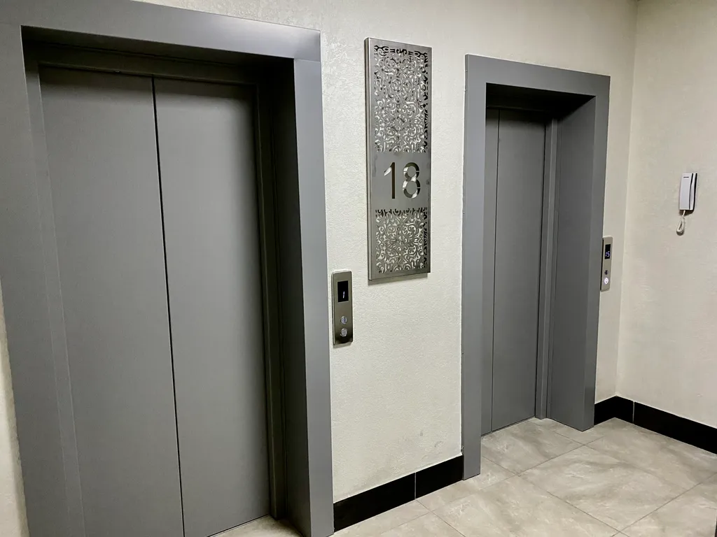 Стильная, просторная студия 50 оттенков серого