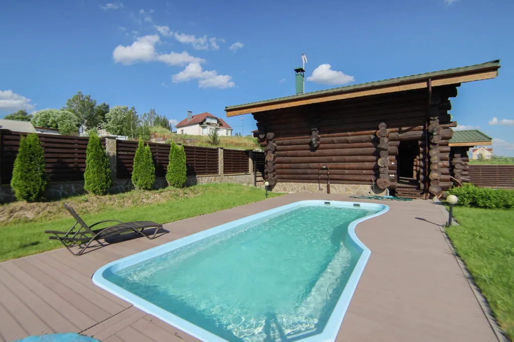 Шале с бассейном и видом на озеро