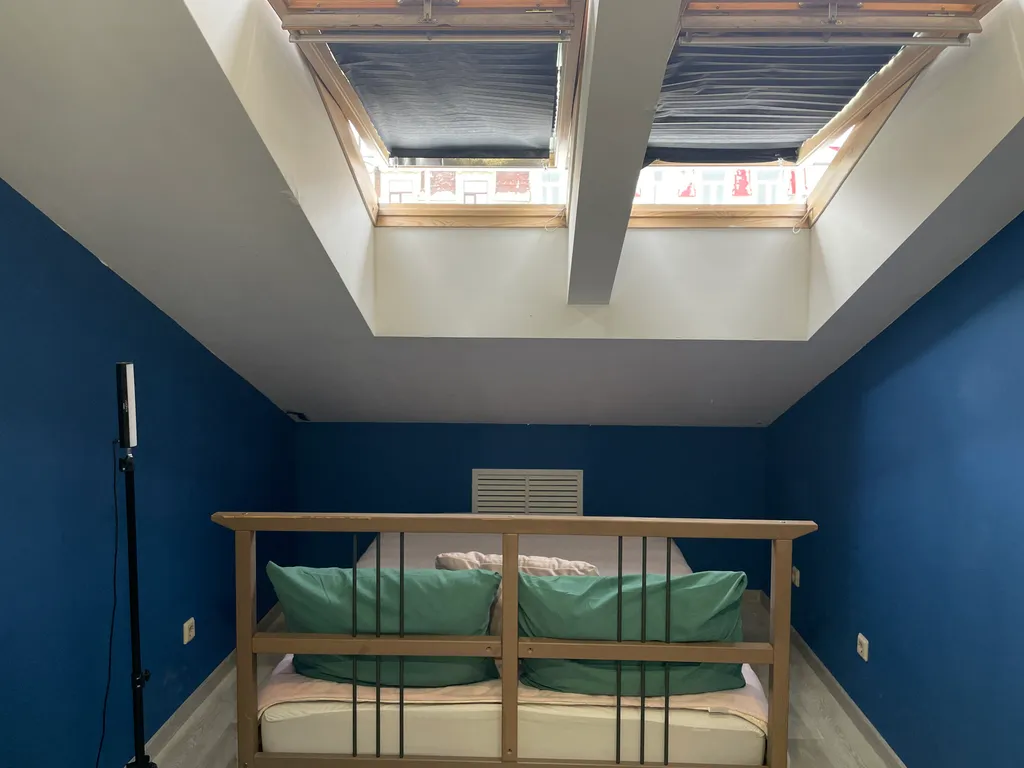 Синяя комната на мансарде