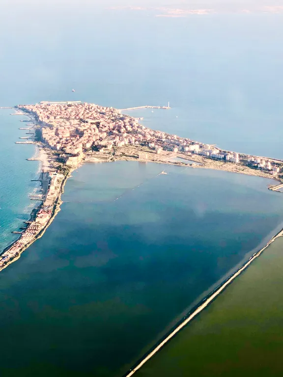 Трёхкомнатная квартира у пляжа, вид на море из всех комнат, два бассейна