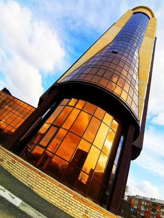 Современный дизайн и панорамный балкон в студии