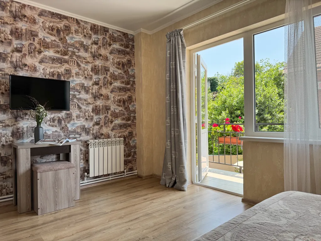 Солнечный номер для двоих с видом на цветочный дворик