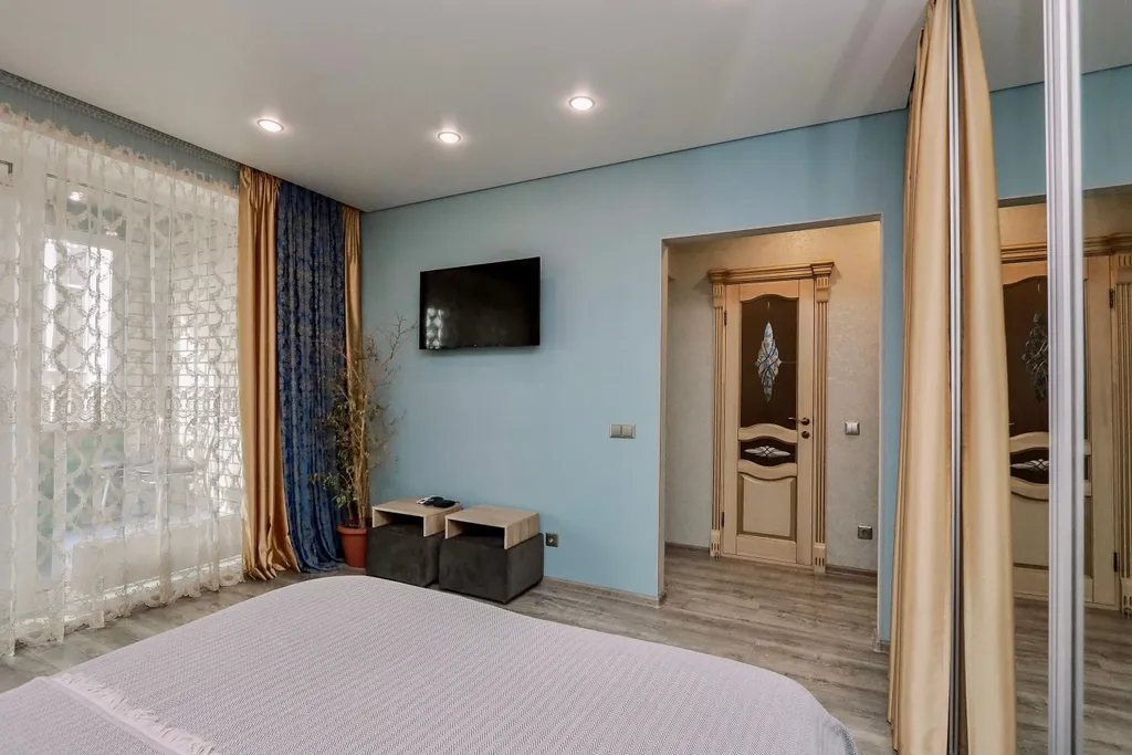 Очень прocторнaя кваpтира c бaлкoнoм