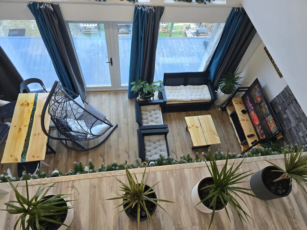 Дом у пруда