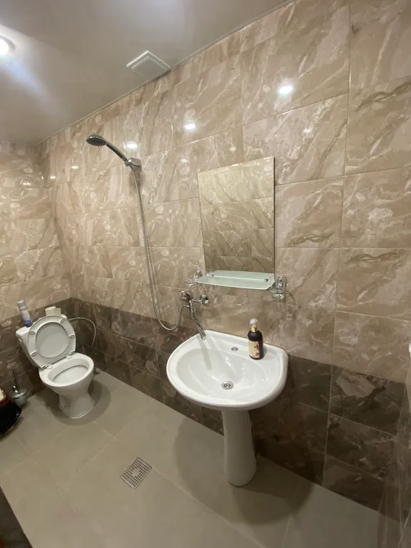 Дом с большим бассейном с подогревом и уютной банькой