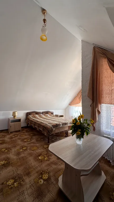 Квартира Благоустроенная комната в коттедже с двумя балконами и видом на море. — аренда посуточно в Голубицкая