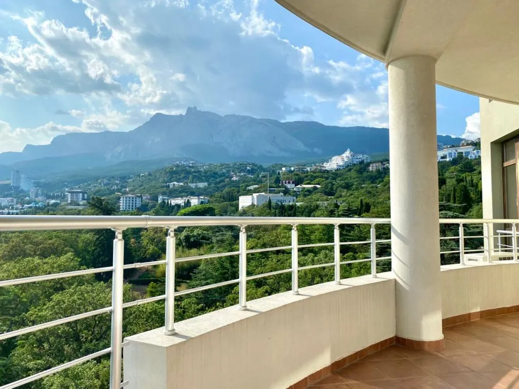 Квартира-студия с видом на море, парк Чаир и гору Ай-Петри
