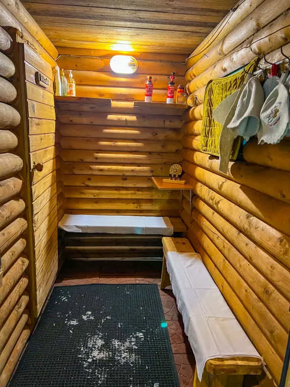 Двухэтажный дом+деревенская баня на дровах