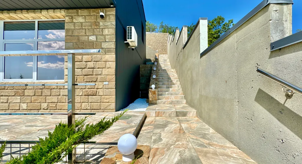 Дом с видом на горы и море