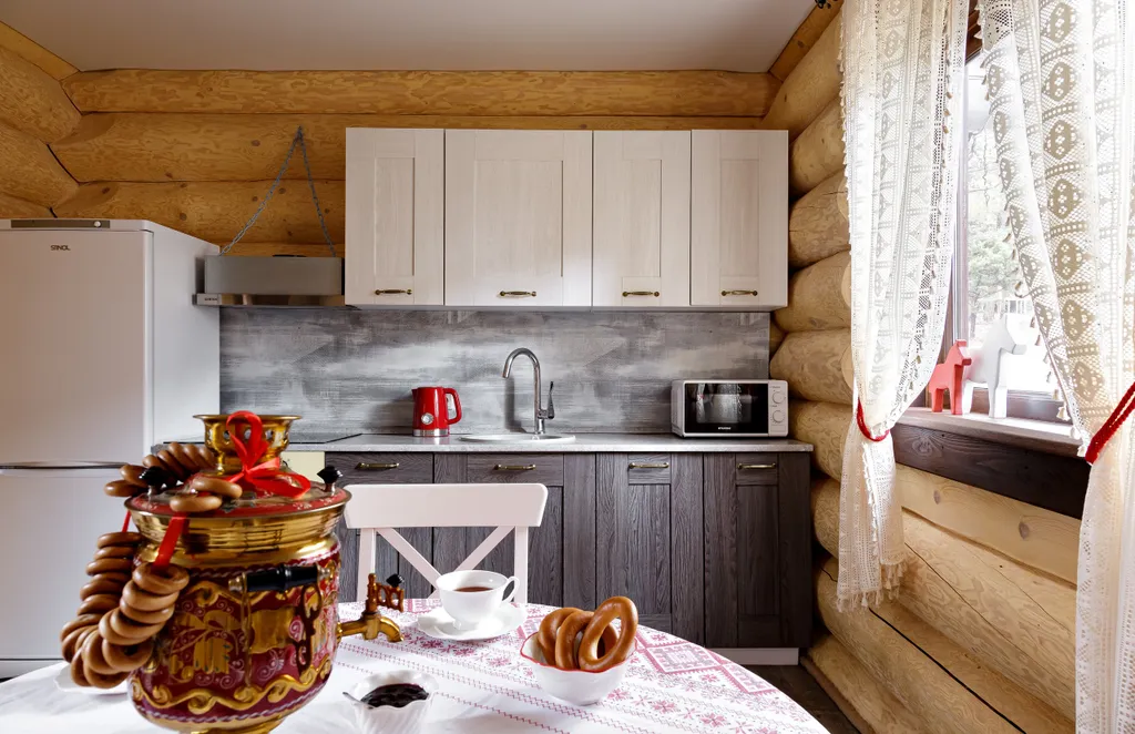 Эко-коттедж в русском стиле с панорамными окнами и террасой в лес