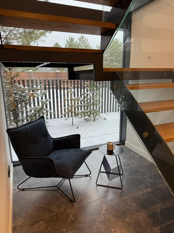 Премиальный загородный дом с теплым бассейном, на берегу