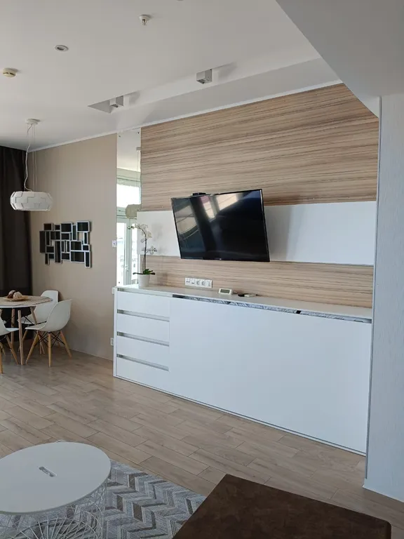 Светлая студия с видом на море