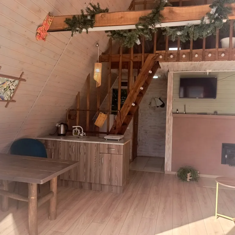 Треугольный дом с баней