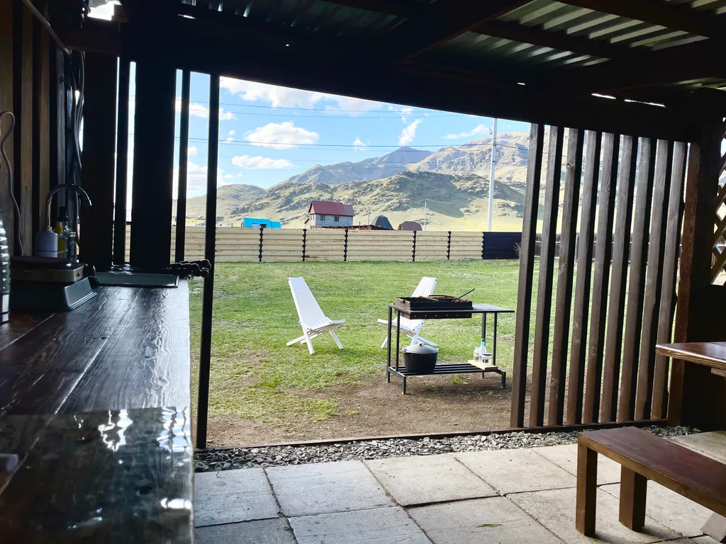 Благоустроенный просторный коттедж с видом на горы для большой компани