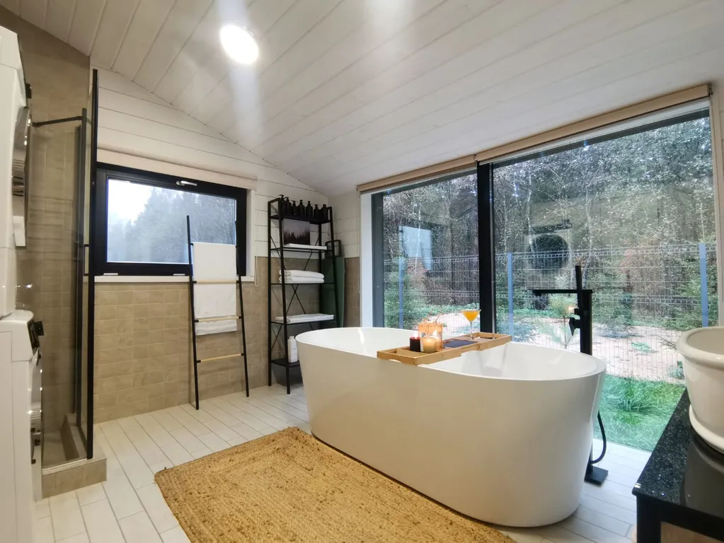 Панорамный дом в окружении леса на берегу водохранилища