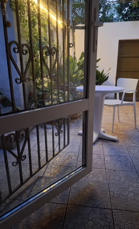 Квартира Студия и дворик для двоих, 15 минут до пляжа и к достопримечательностям — аренда посуточно в Гаспра