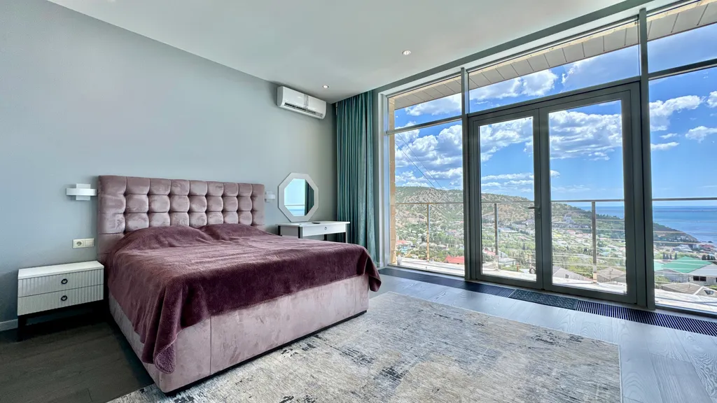 Дом с видом на горы и море