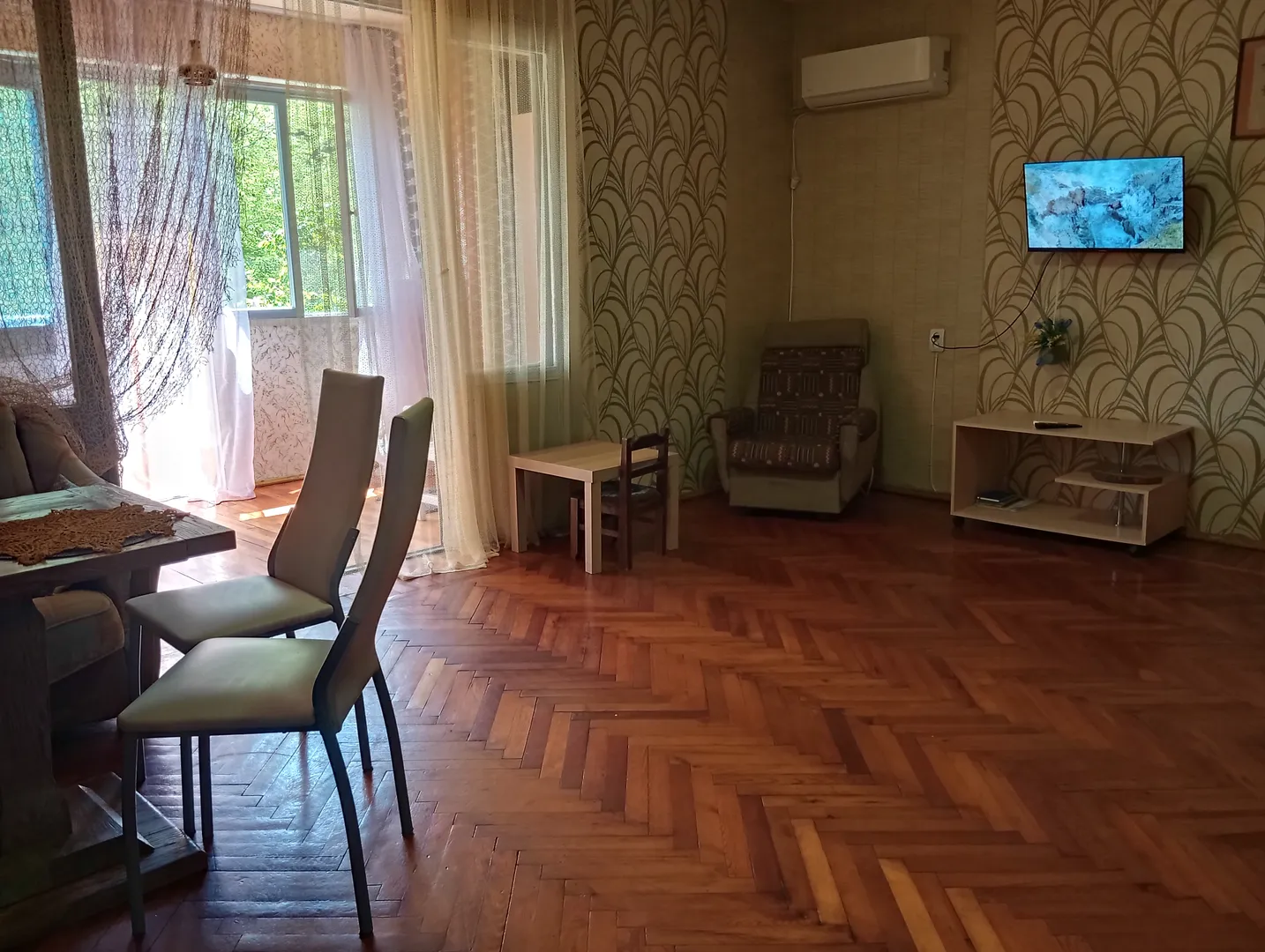 Комната 30 кв.м. с выходом в жилую лоджию и на открытый балкон