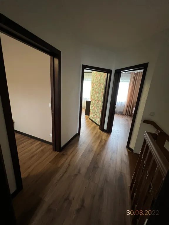 Живописная усадьба в лесу у озера