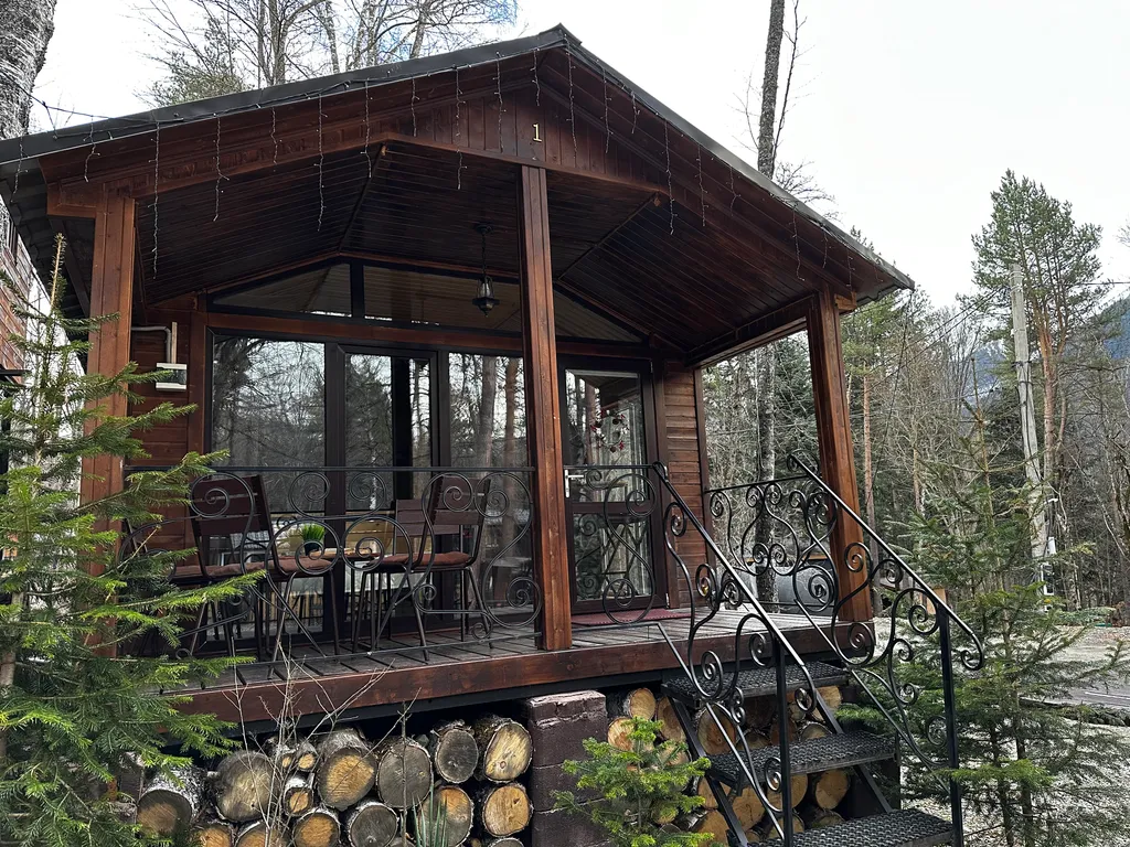 Уютный домик в чаще леса