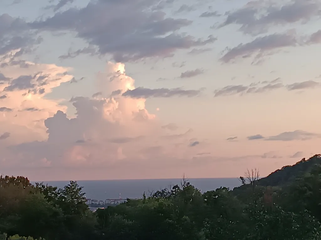 Новый 2-комнатный коттедж с кухней на террасе с видом на море