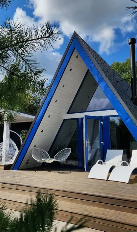 Уютный треугольный дом в 25 км от Минска с видом на лес.