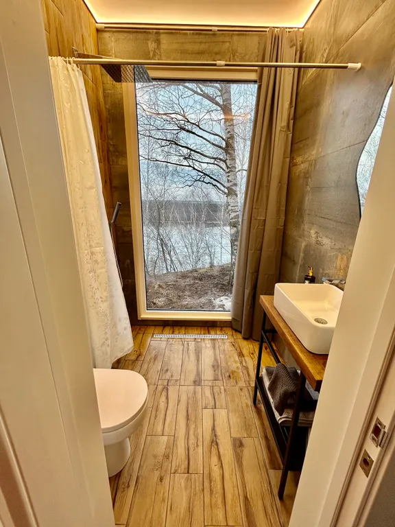 Дом с чаном на берегу реки