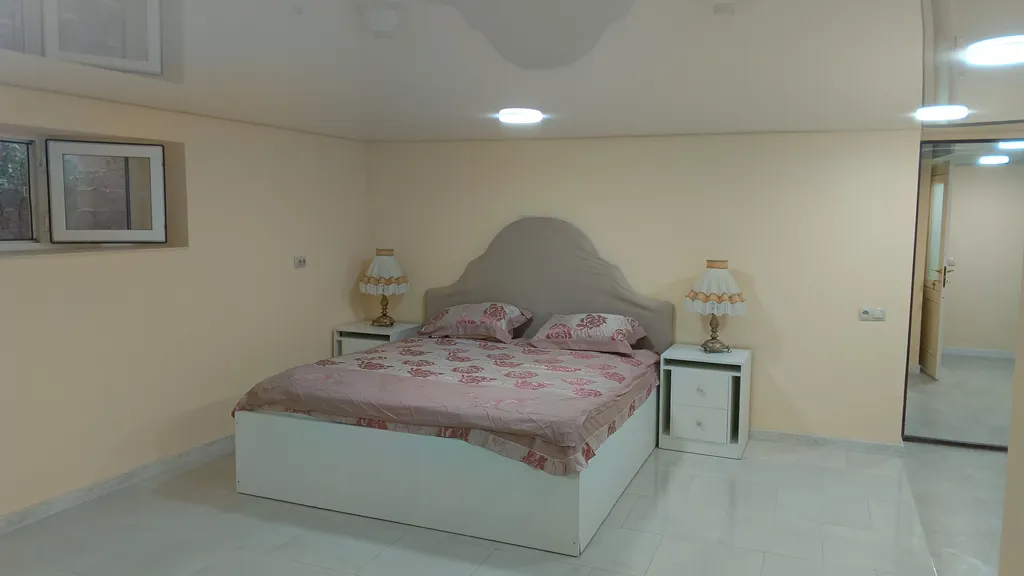 Квартира в доме с райским садом под смотровой площадкой и близ моря