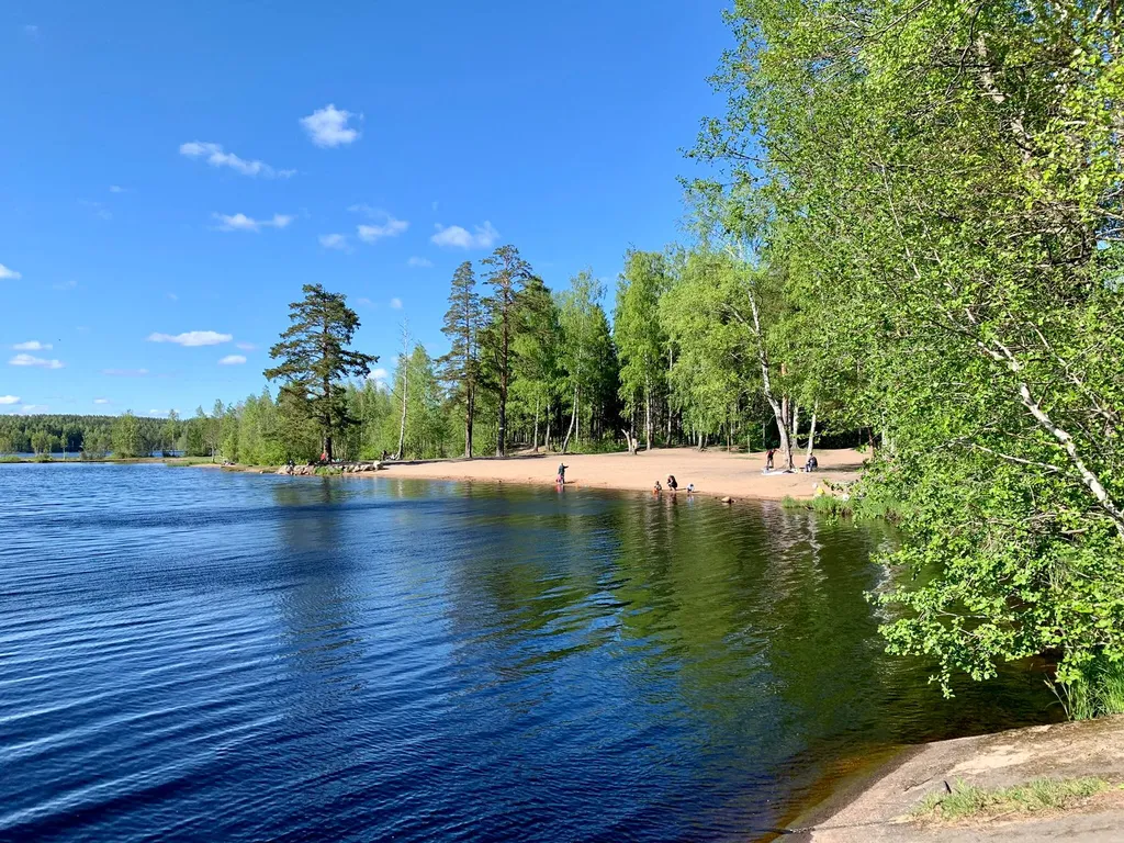 Коттедж 4+2 с сауной на берегу медного озера