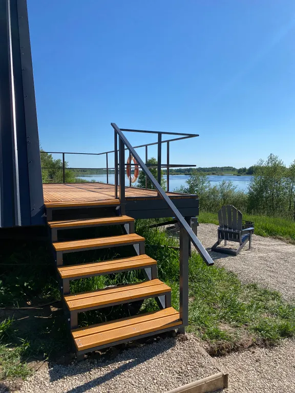 Smaland Musta House на берегу реки