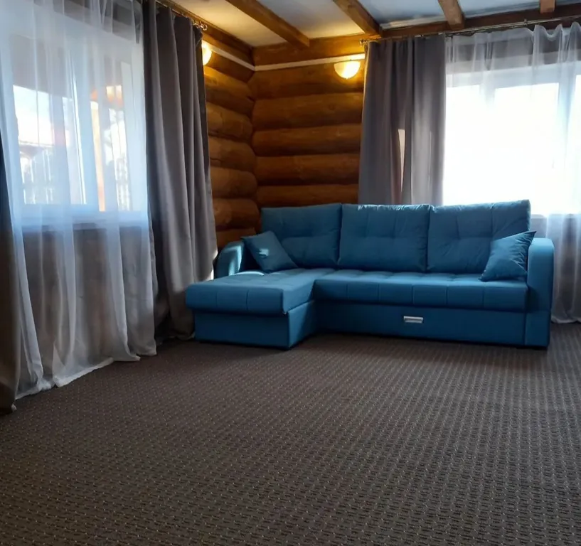 Дом из круглого дерева возле горы