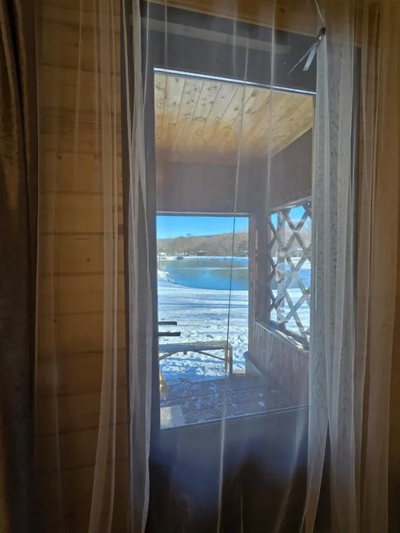 Домик возле озера